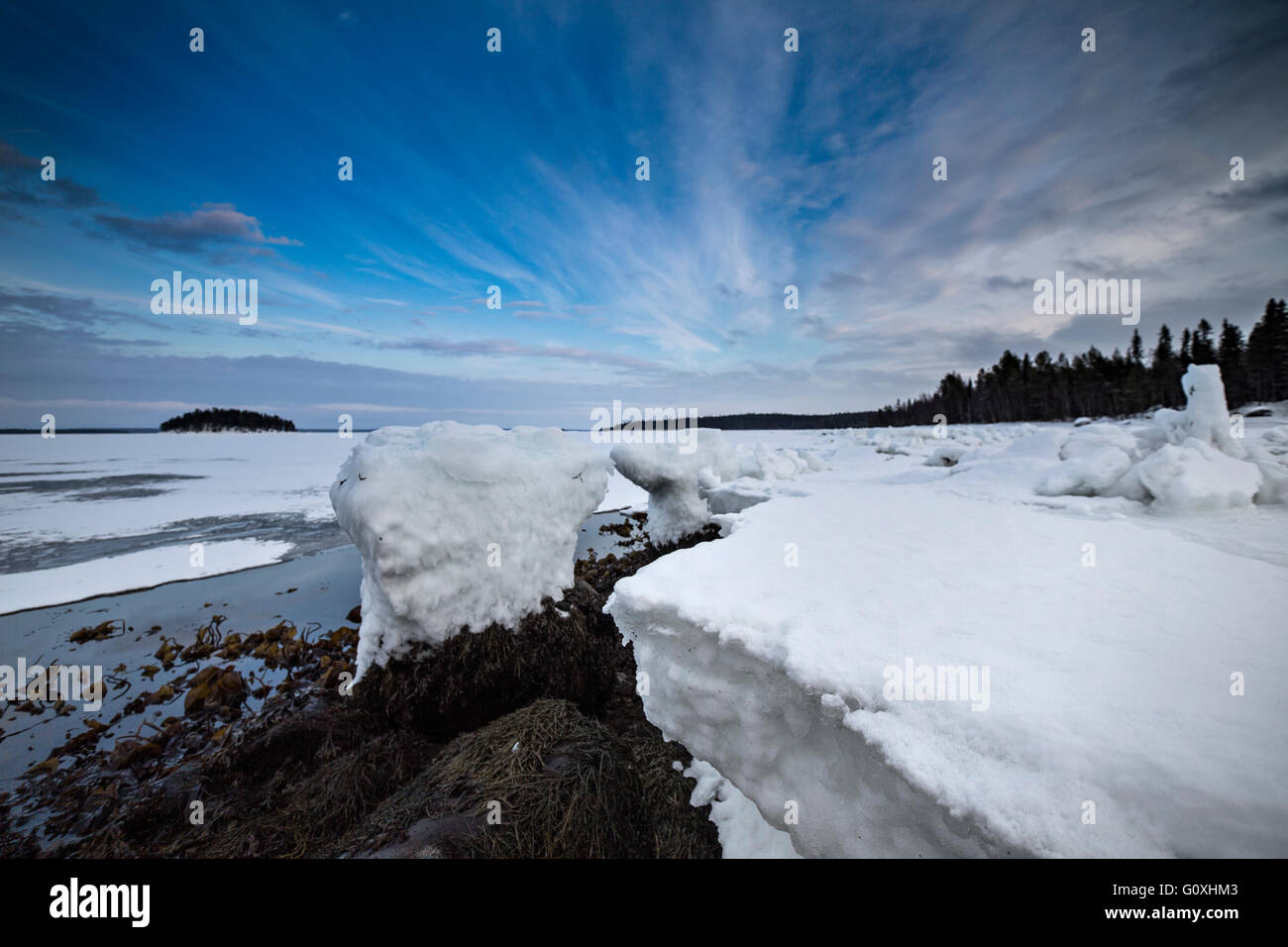 Inverno a riva del mare bianco sotto il meraviglioso cielo. Carelia del nord. la Russia. Foto Stock