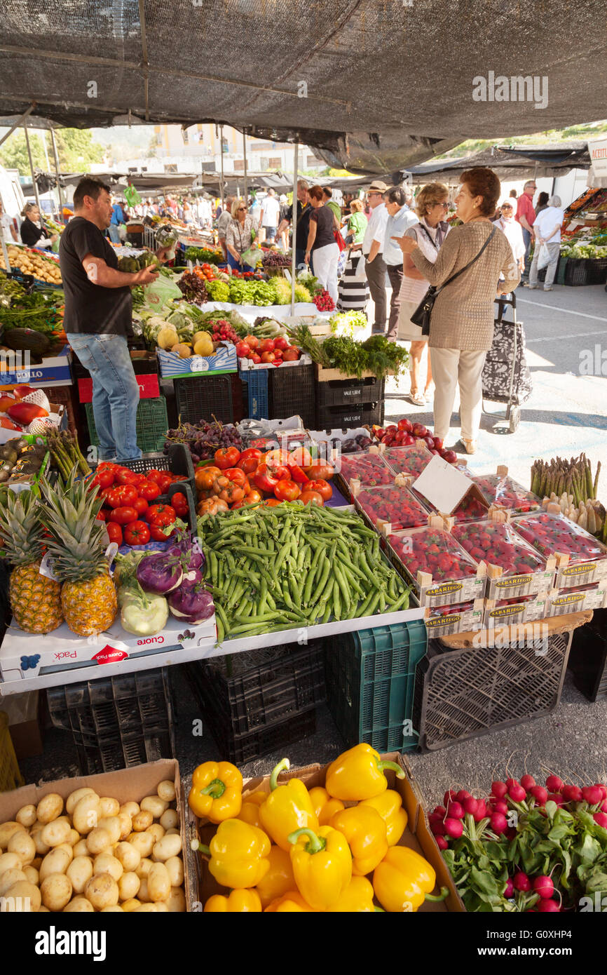 La gente lo shopping al mercato alimentare, Marbella, Andalusia Spagna, Europa Foto Stock