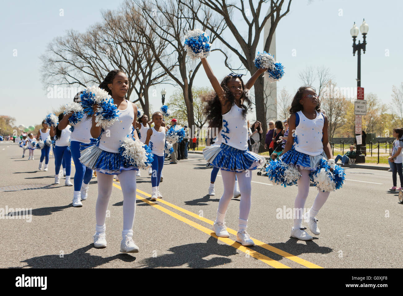 African American preteen cheerleaders che partecipano in parata - USA Foto Stock