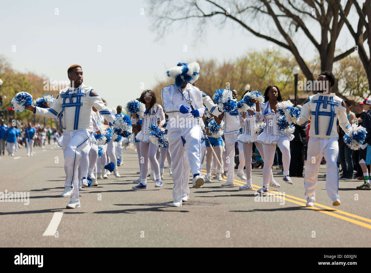 Afro-americano di high school cheerleader team effettuando al 2016 National Cherry Blossom Festival parade - Washington, DC Foto Stock