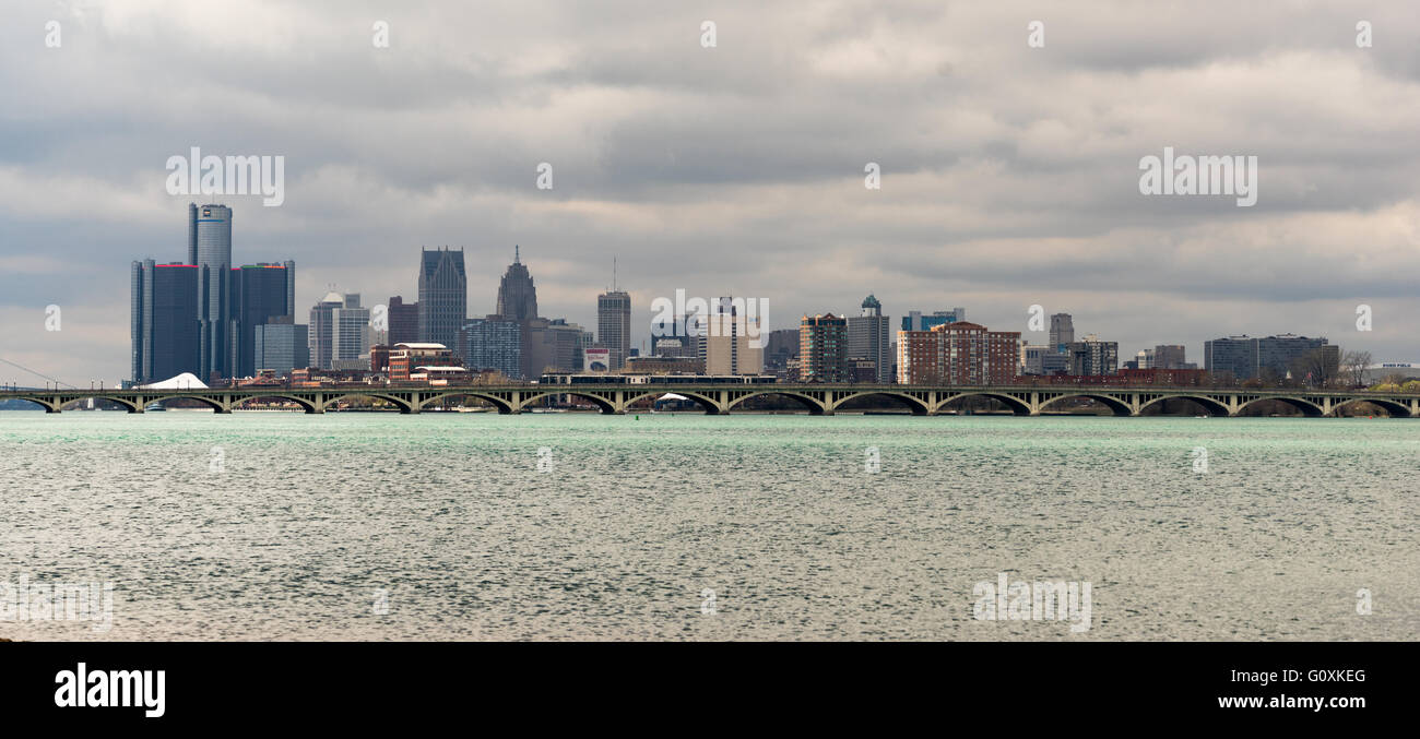 Gli edifici e il centro dello skyline della città di Detroit, Michigan Foto Stock