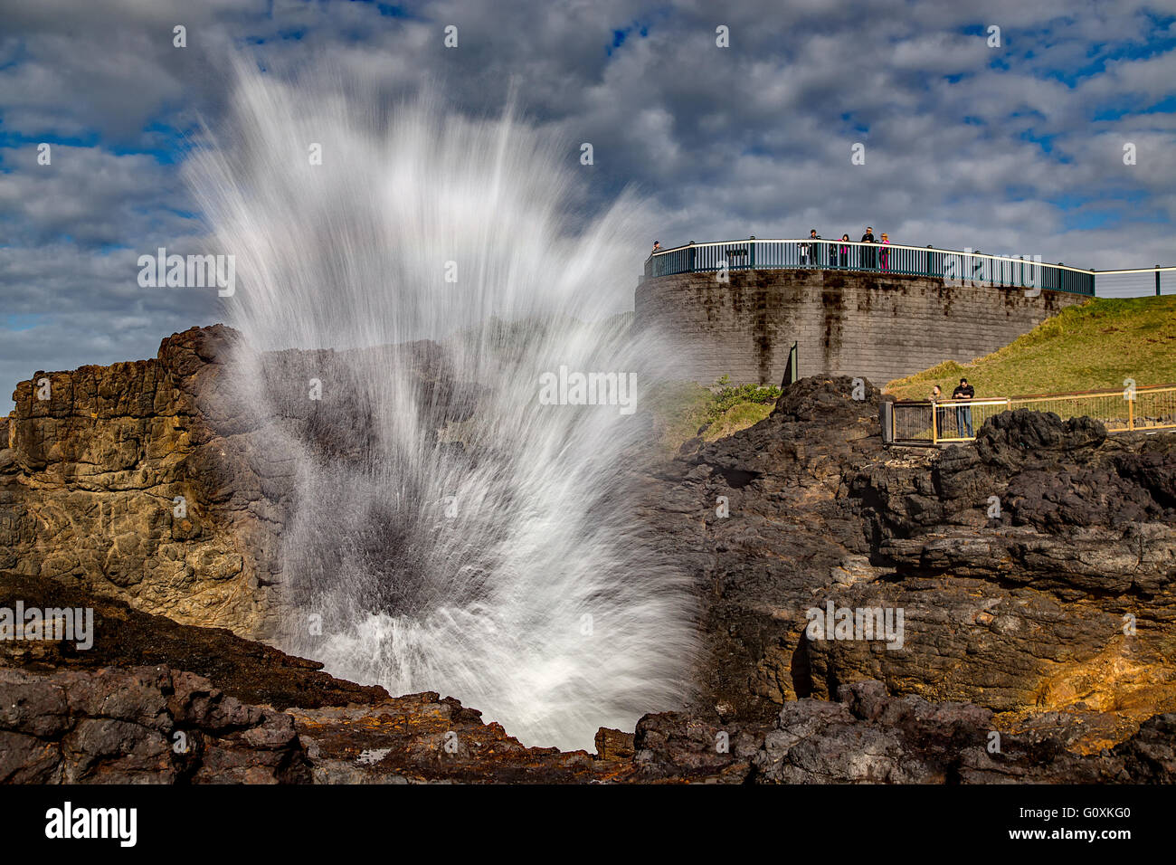 I turisti guarda come il famoso Kiama Blowhole erutta. Foto Stock