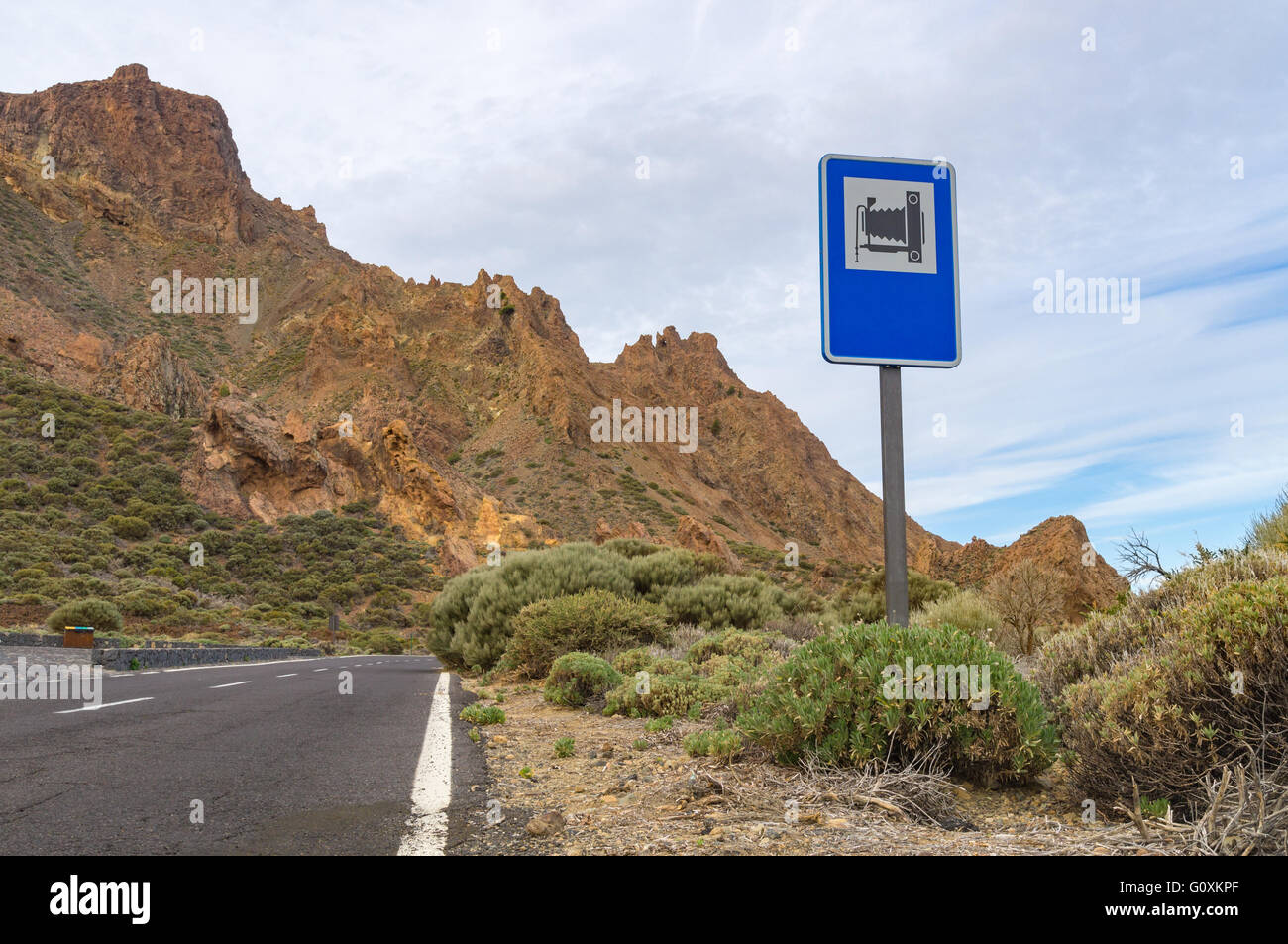 Attrazione permanente di orientamento nei pressi di strada con le montagne sullo sfondo. Parco Nazionale di Teide Tenerife, Isole canarie, Spagna Foto Stock