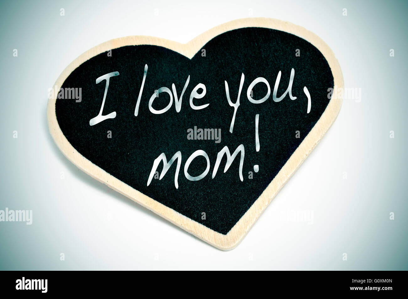 Frase ti amo, mom scritto con gesso su una a forma di cuore di Blackboard Foto Stock