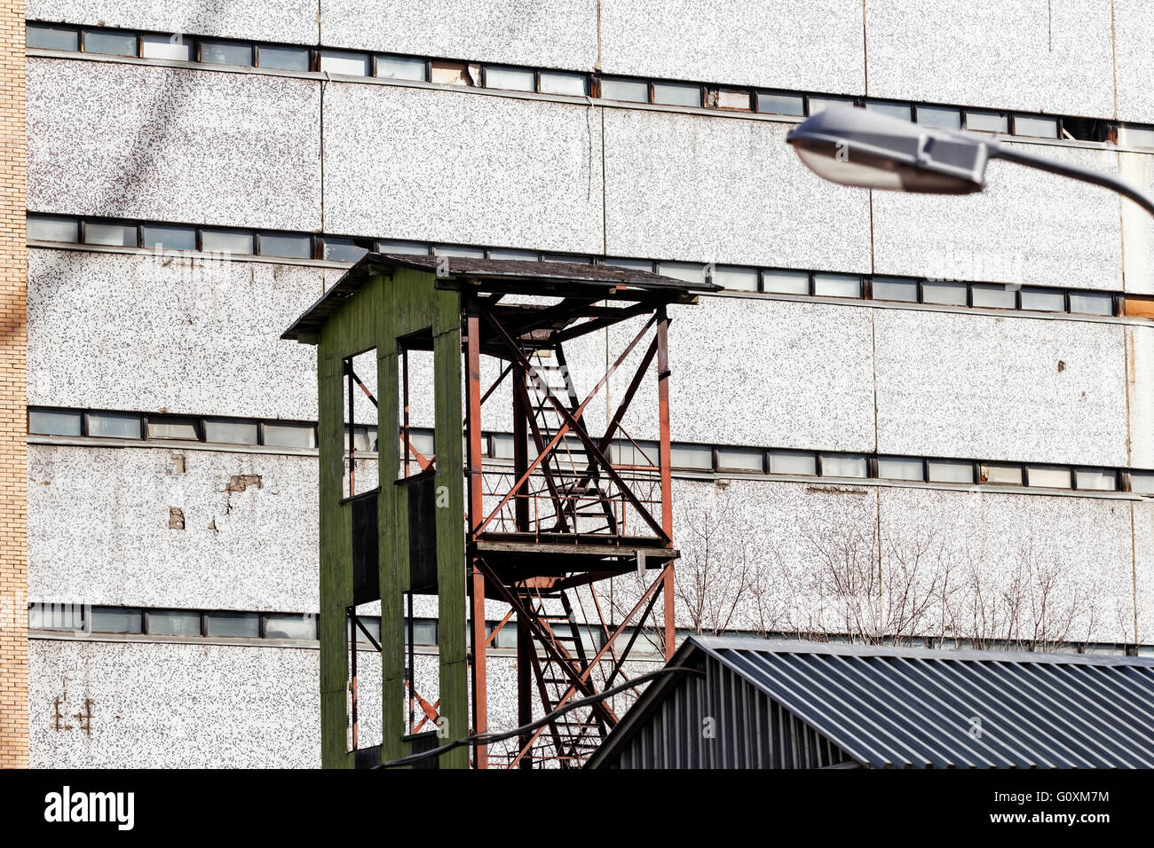 Bel legno torre verde per proteggere con tetto Foto Stock