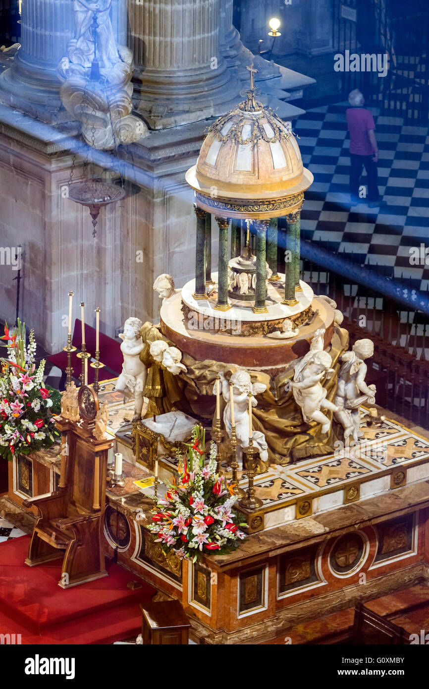 Altare maggiore, al centro del presbiterio, tabernacolo delimitata da quattro angeli, il lavoro di Pedro Arnal, Jaen, Spagna Foto Stock