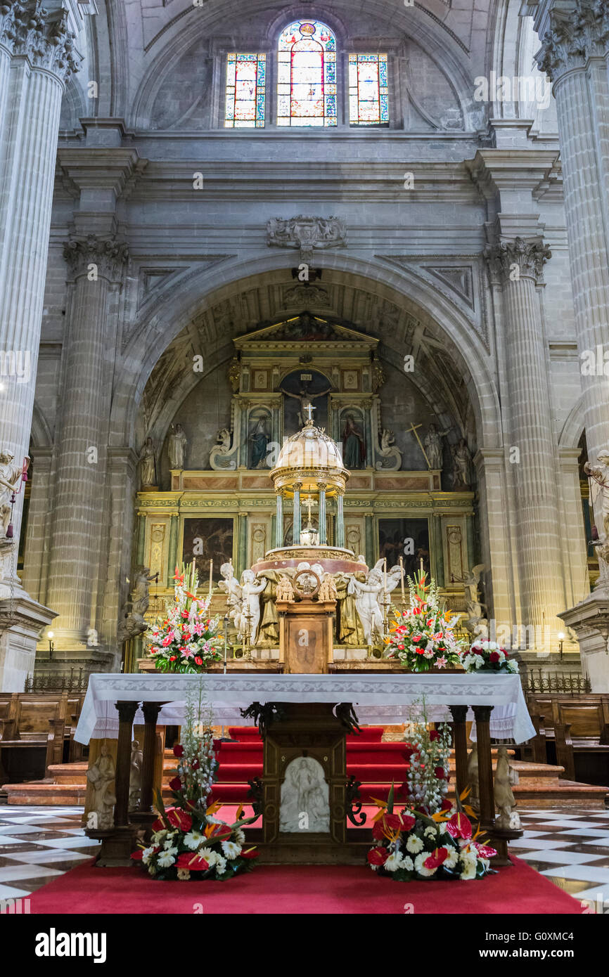 Altare maggiore, al centro del presbiterio, tabernacolo delimitata da quattro angeli, il lavoro di Pedro Arnal, Jaen, Spagna Foto Stock