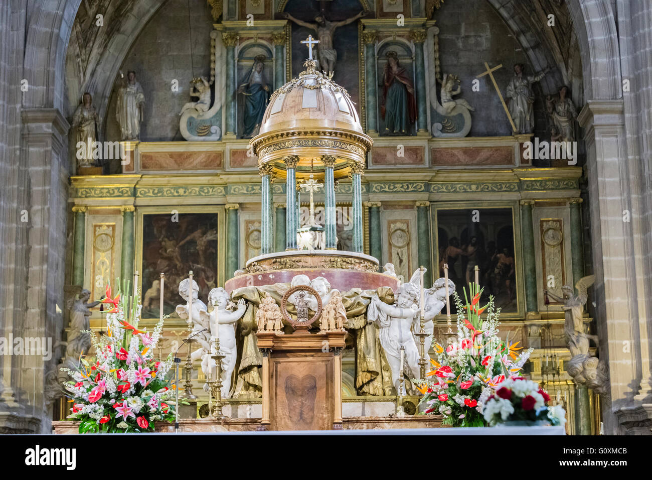 Altare maggiore, al centro del presbiterio, tabernacolo delimitata da quattro angeli, il lavoro di Pedro Arnal, Jaen, Spagna Foto Stock