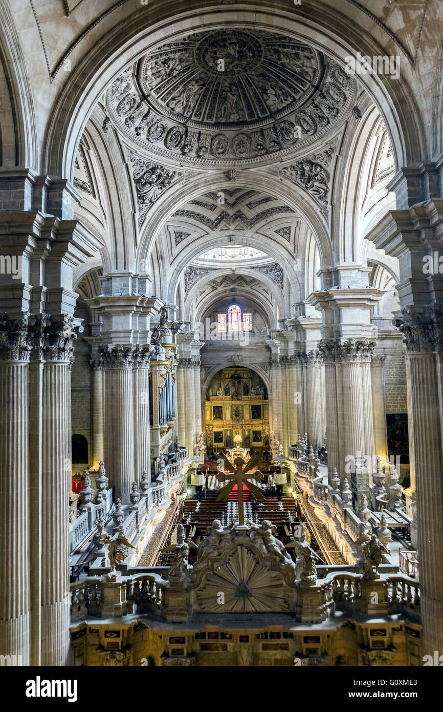 Altare maggiore, al centro del presbiterio, tabernacolo delimitata da quattro angeli, il lavoro di Pedro Arnal, Jaen, Spagna Foto Stock
