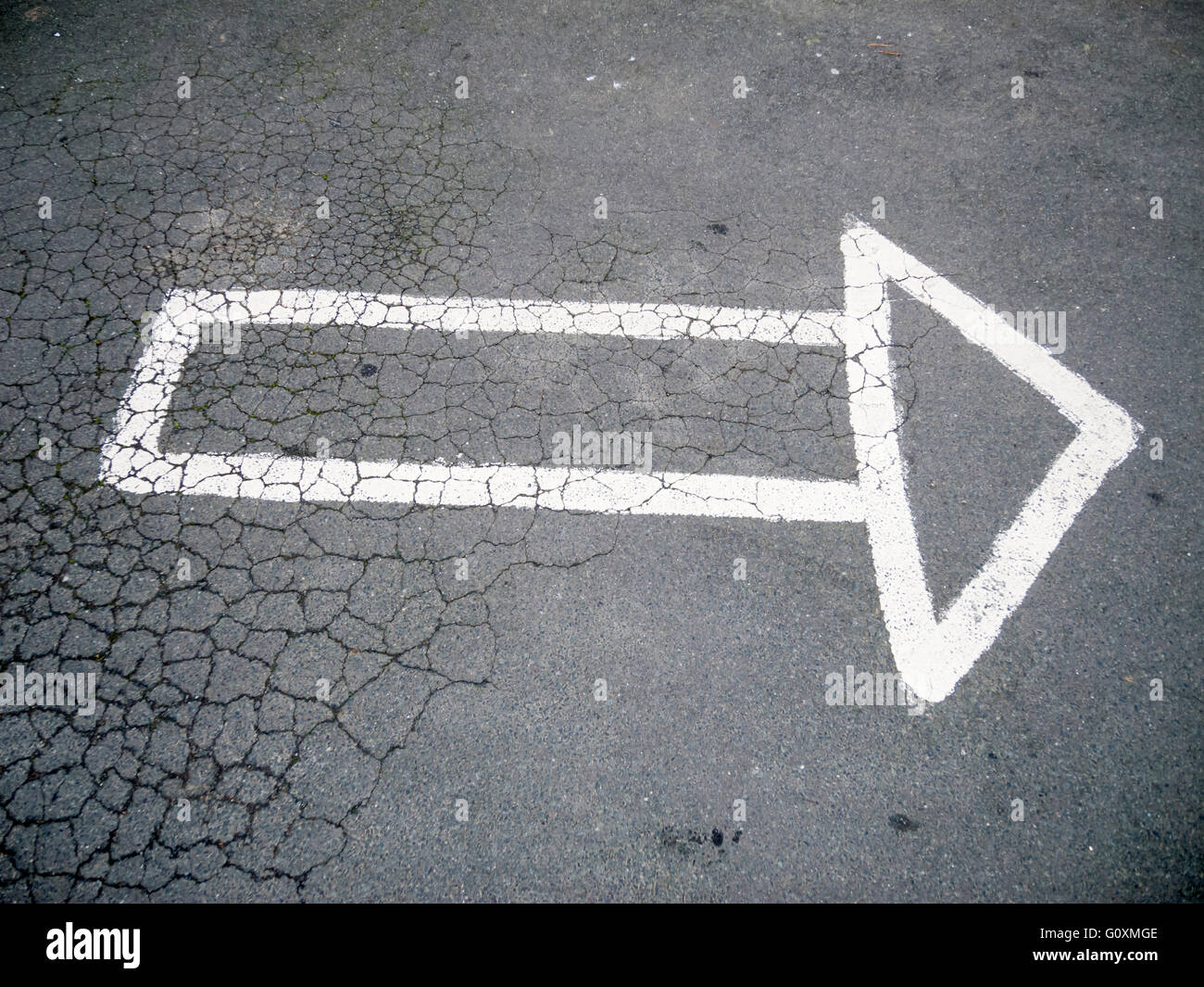 La destra ha mostrato una mano sull'asfalto freccia dipinte di contorno. Foto Stock