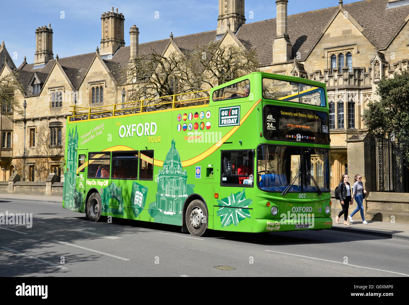 Un Oxford City tour bus di fronte il Magdalen College di Oxford, Inghilterra Foto Stock