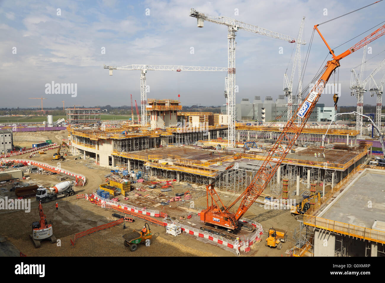 La costruzione del nuovo ospedale Papworth a Cambridge nel Regno Unito. Vista ad alto livello da un edificio adiacente. Mostra la nuova Astra Zenica edificio al di là. Foto Stock