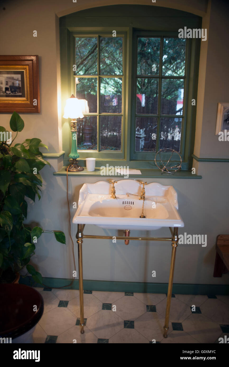 Il vecchio stile dissipatore dalla Thomas Crapper raccolta, Stratford upon Avon, Warwickshire, Inghilterra Foto Stock