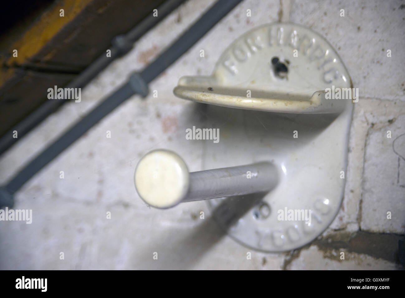 Il vecchio rotolo di carta igienica titolari, con supporti per detergente Harpic blocchi, da Thomas Crapper raccolta, Stratford upon Avon, Warwickshire, Inghilterra Foto Stock