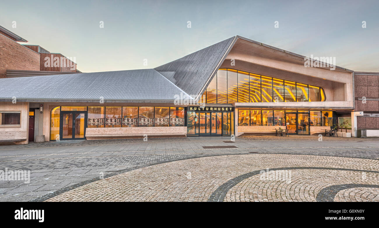 Il grande comunale edificio pubblico, la libreria Vennesla, una biblioteca cafe⌐, luogo di incontro e spazio amministrativa nella piazza del paese. Foto Stock