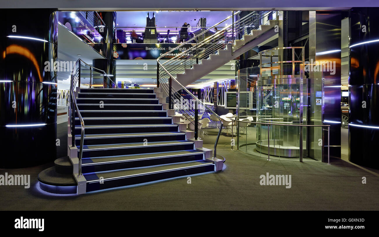 Casinò di Barcellona, l'interno, superfici lucide, i riflessi di luce. Tavoli e sedie. Foto Stock