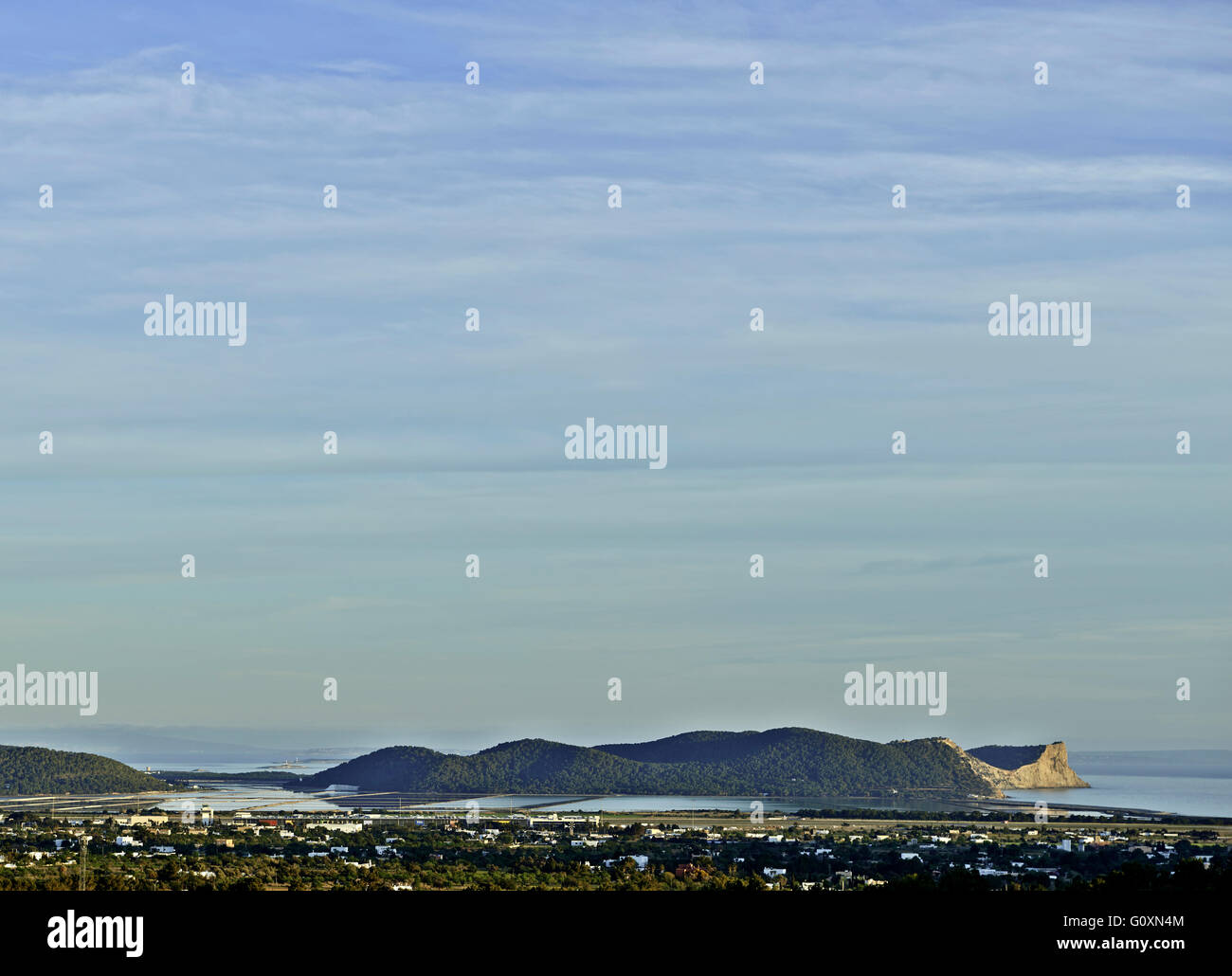 Vista sulla costa e sulle isole offshore in Ibiza. Foto Stock