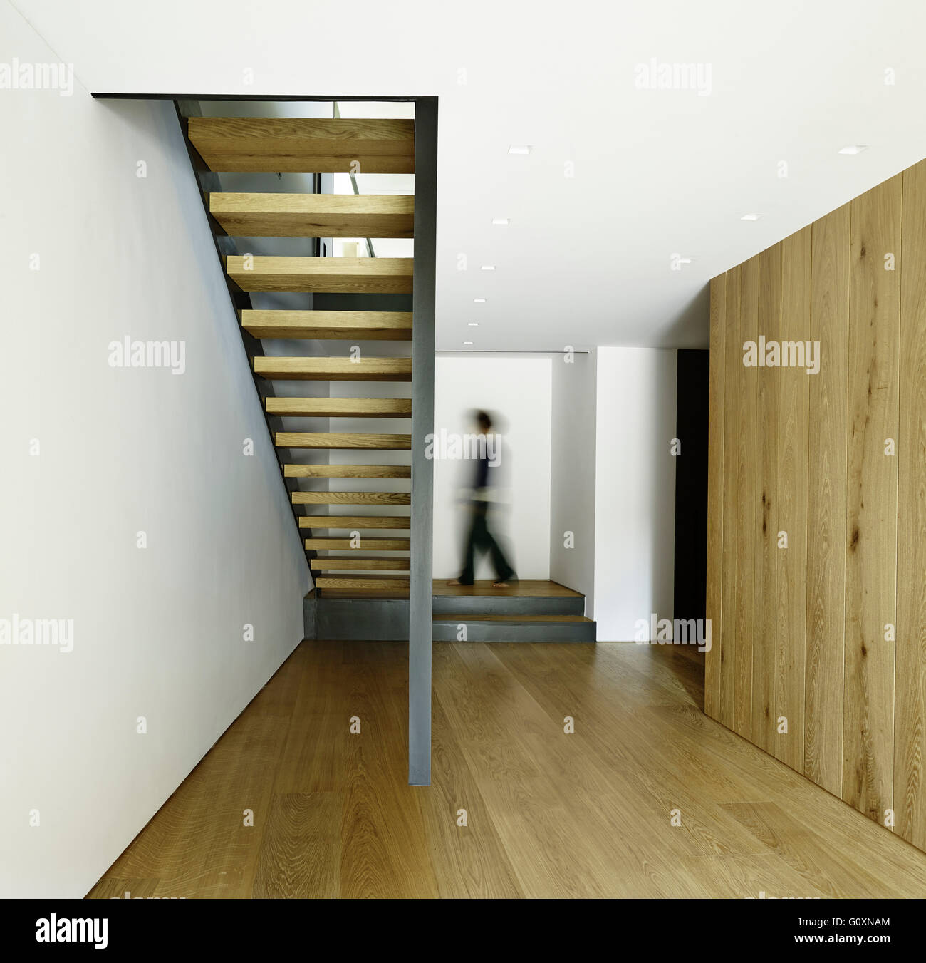 PX House, La Garriga, Spagna. Vista sfocata di una persona su un atterraggio dalla parte inferiore della scala. Foto Stock