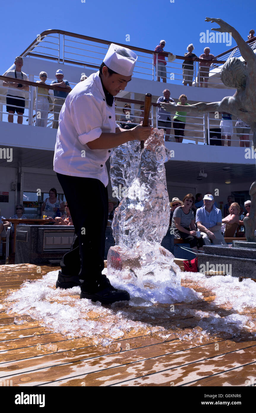 Dh crociera Chef di viaggio la scultura di ghiaccio passeggeri crociera guardare la scultura di ghiaccio nave uomo outdoor Foto Stock