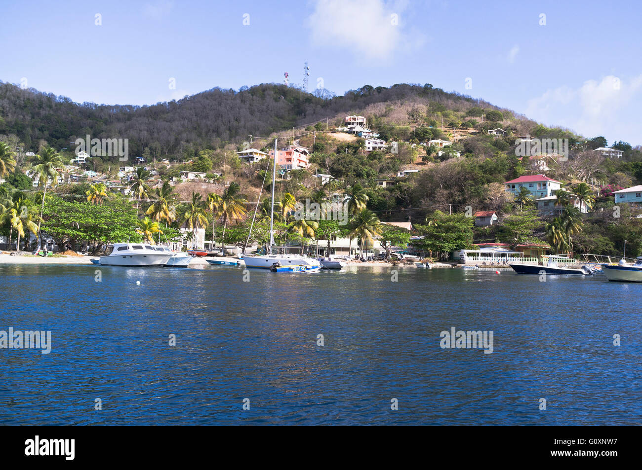 Dh Bequia island ST VINCENT CARAIBI Admiralty Bay ancoraggio barche bay off isola dei Caraibi costa Foto Stock