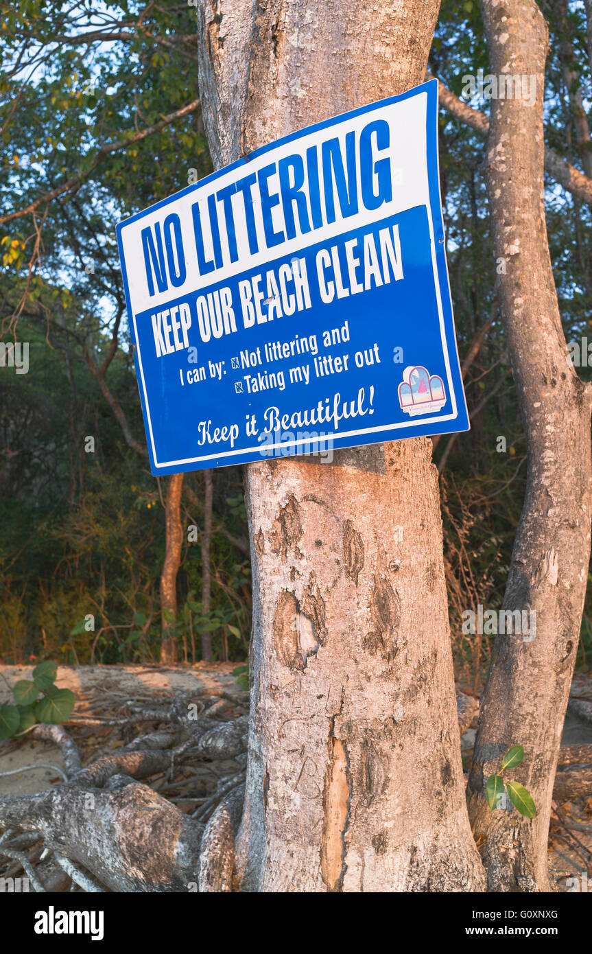 dh Bequia Island ST VINCENT CARIBBEAN no littering segno tenere cartello con la nostra insegna spiaggia pulita Foto Stock