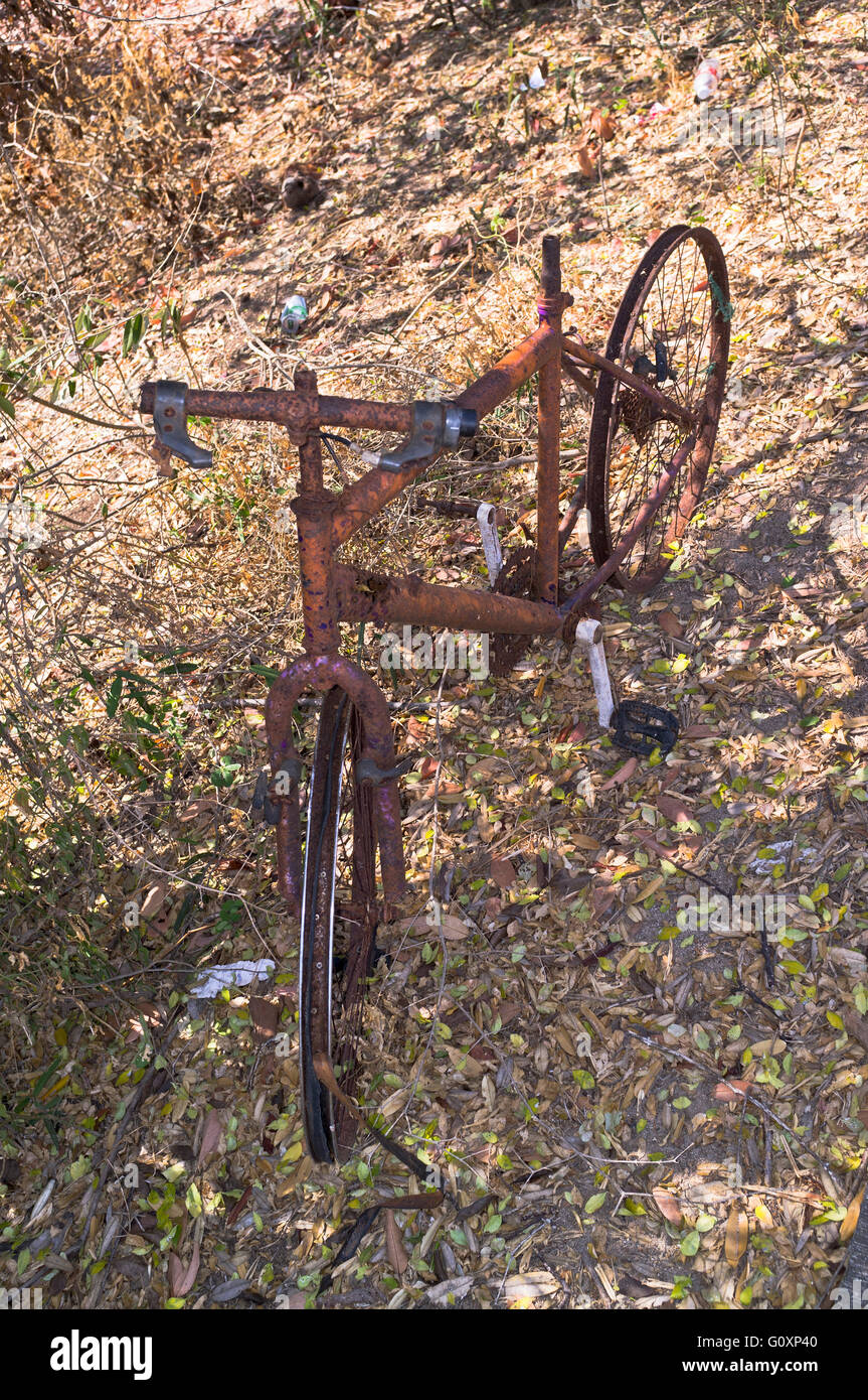 Dh Mayreau isola ST VINCENT CARAIBI ruggine bicicletta a sinistra al lato della strada di Saint Vincent e Grenadine Foto Stock