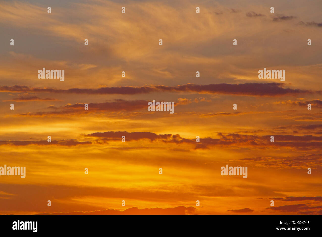Vista su nuvoloso tramonto Cielo Foto Stock