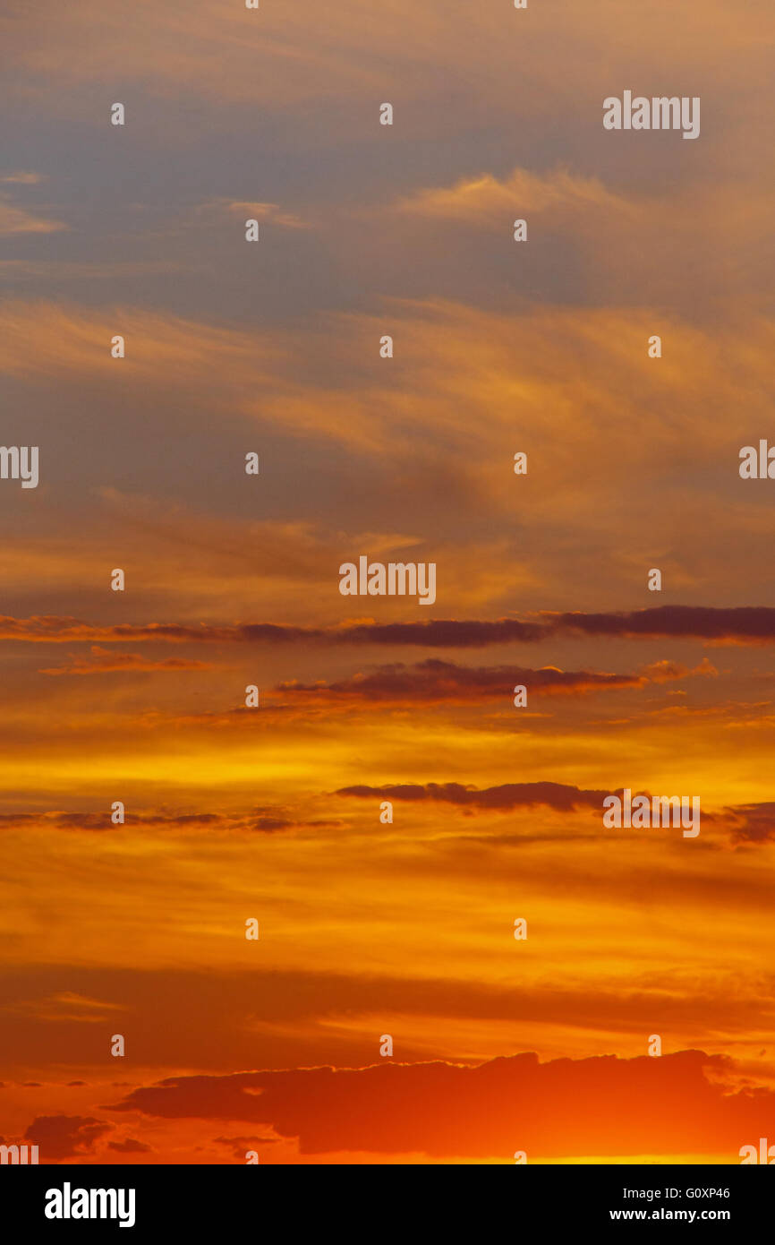 Vista sulle nuvole nel cielo al tramonto Foto Stock