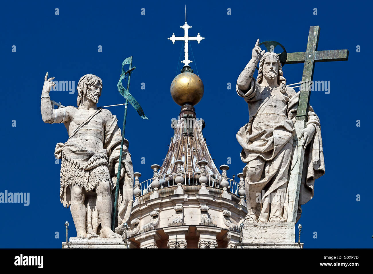 Due statue sulla sommità della facciata della Basilica di San Pietro