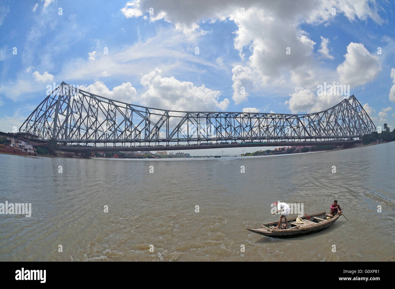 I pescatori con la pesca in barca sul Fiume Hooghly con quella di Howrah Bridge a sfondo, Calcutta, West Bengal, India Foto Stock