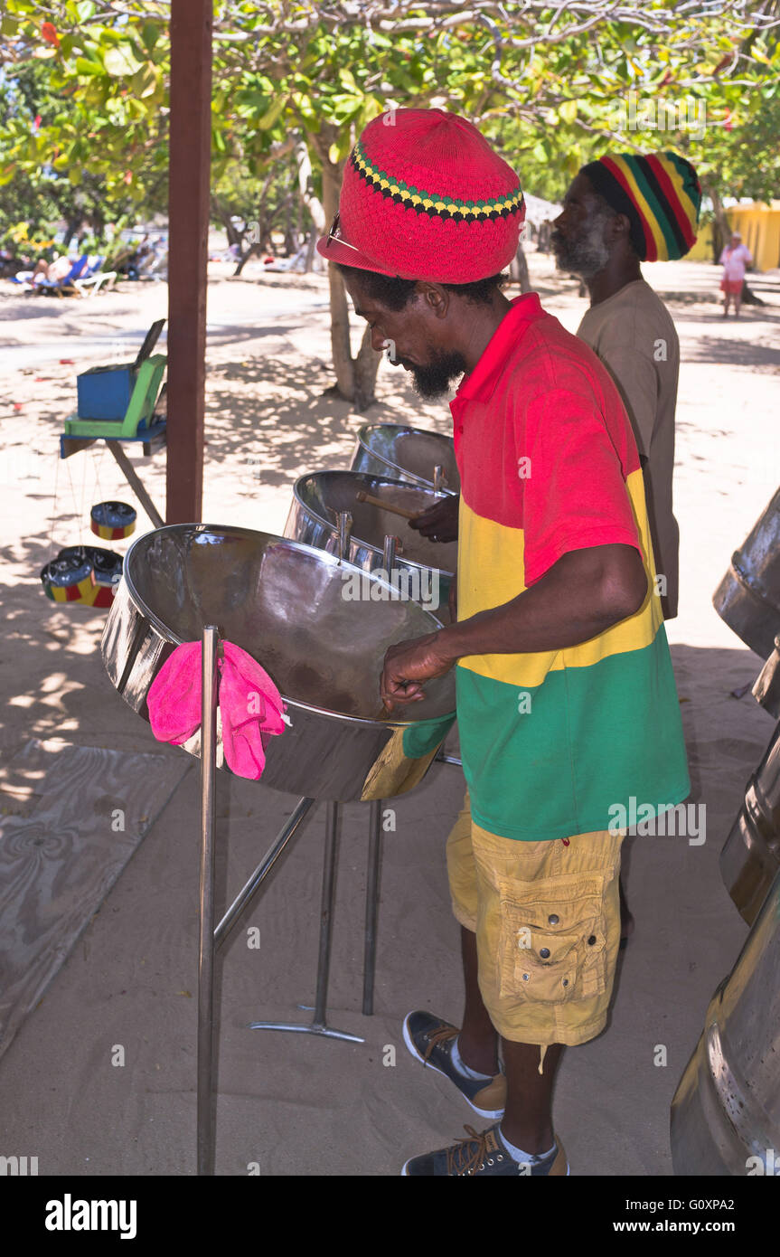 dh Mayreau Island ST VINCENT CARIBBEAN People Rastafarian Hat batterista musicista batteria acciaio gruppo uomo vestiti tradizionali tamburi Foto Stock