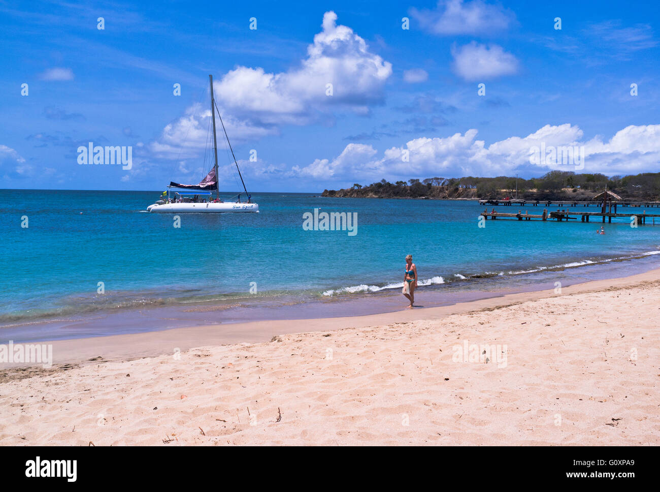 dh Mayreau isola ST VINCENT CARAIBI Saline Bay yacht una donna a piedi spiaggia Saint Vincent e Grenadine idilliaco vacanza Foto Stock