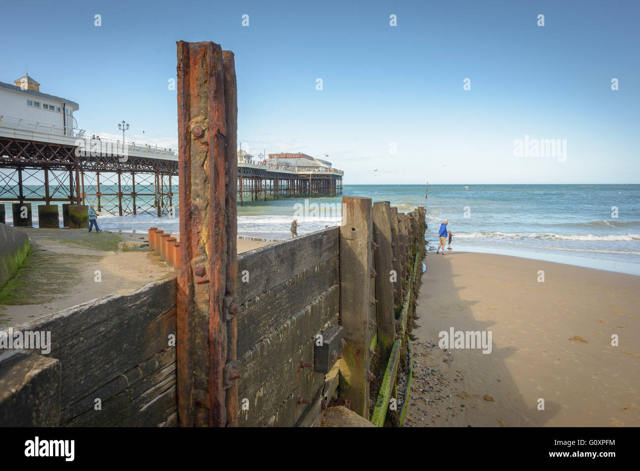 La spiaggia e il molo sul mare a Cromer, North Norfolk, Inghilterra Foto Stock