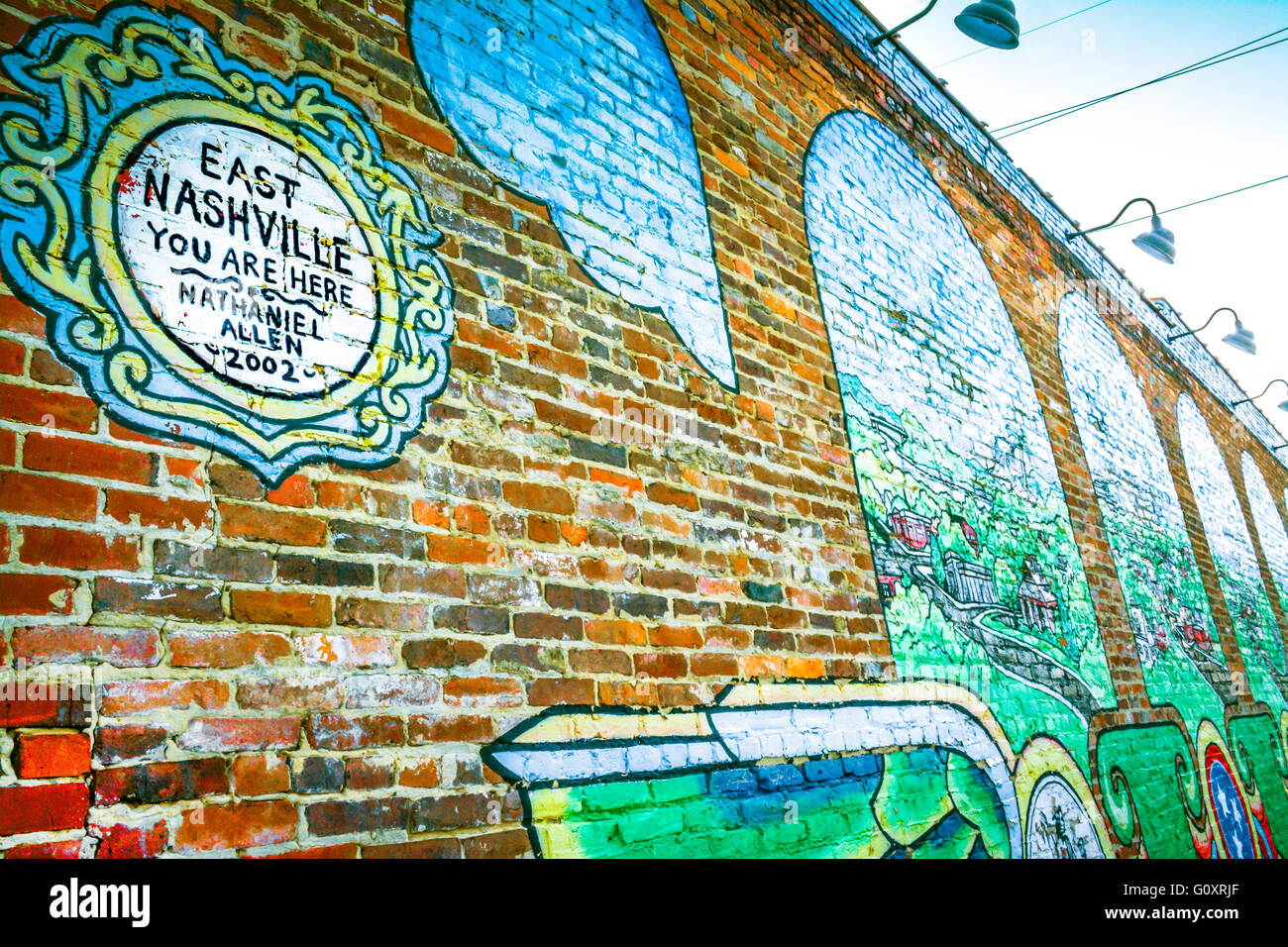 Artistico e murale colorato su cicli Eastside edificio in mattoni in corrispondenza alla moda di cinque punti del distretto di hip zona est di Nashville, TN Foto Stock