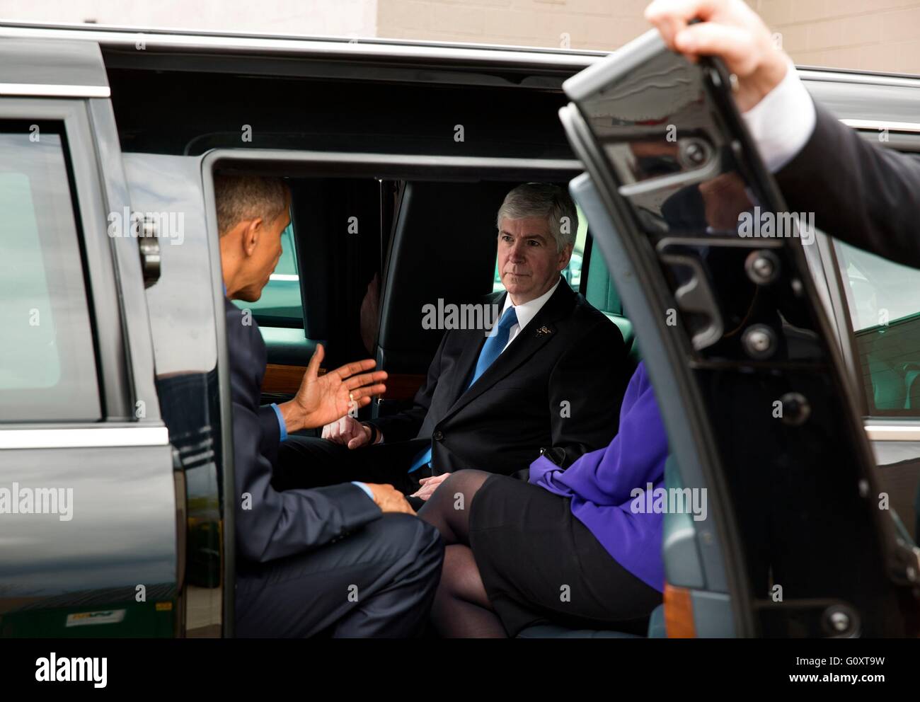 Il Presidente degli Stati Uniti Barack Obama parla con Michigan Gov. Rick Snyder come sono arrivato al Banco Alimentare del Michigan orientale alle elezioni presidenziali per il giro della Papamobile Maggio 4, 2016 di Flint, Michigan. Foto Stock