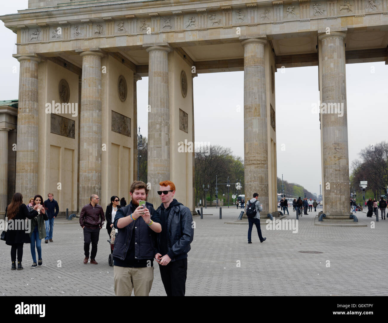 Le persone che assumono selfies davanti alla Porta di Brandeburgo a Berlino Foto Stock