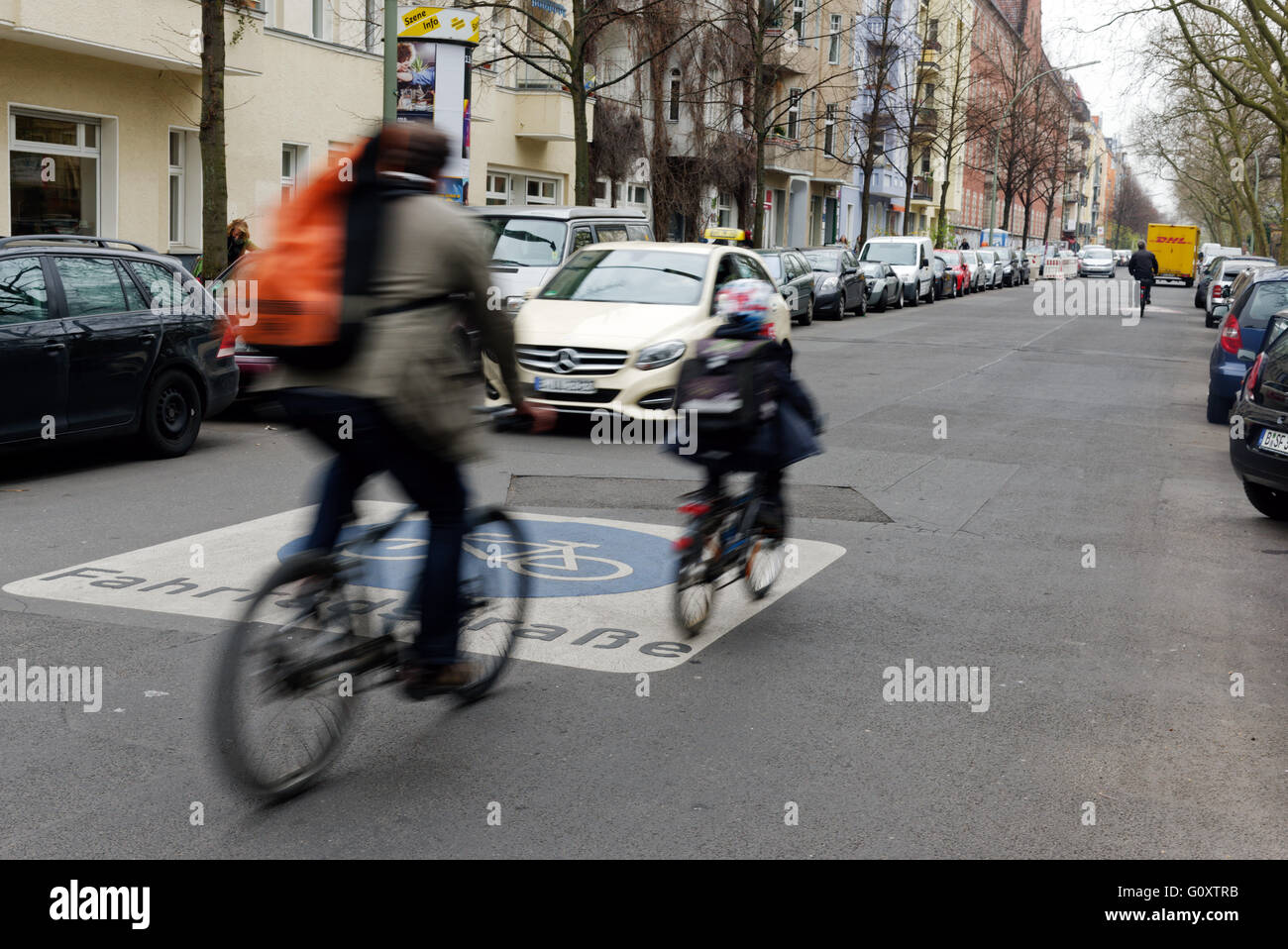 Un Fahradstrasse a Berlino, in una strada dove i ciclisti hanno la priorità Foto Stock