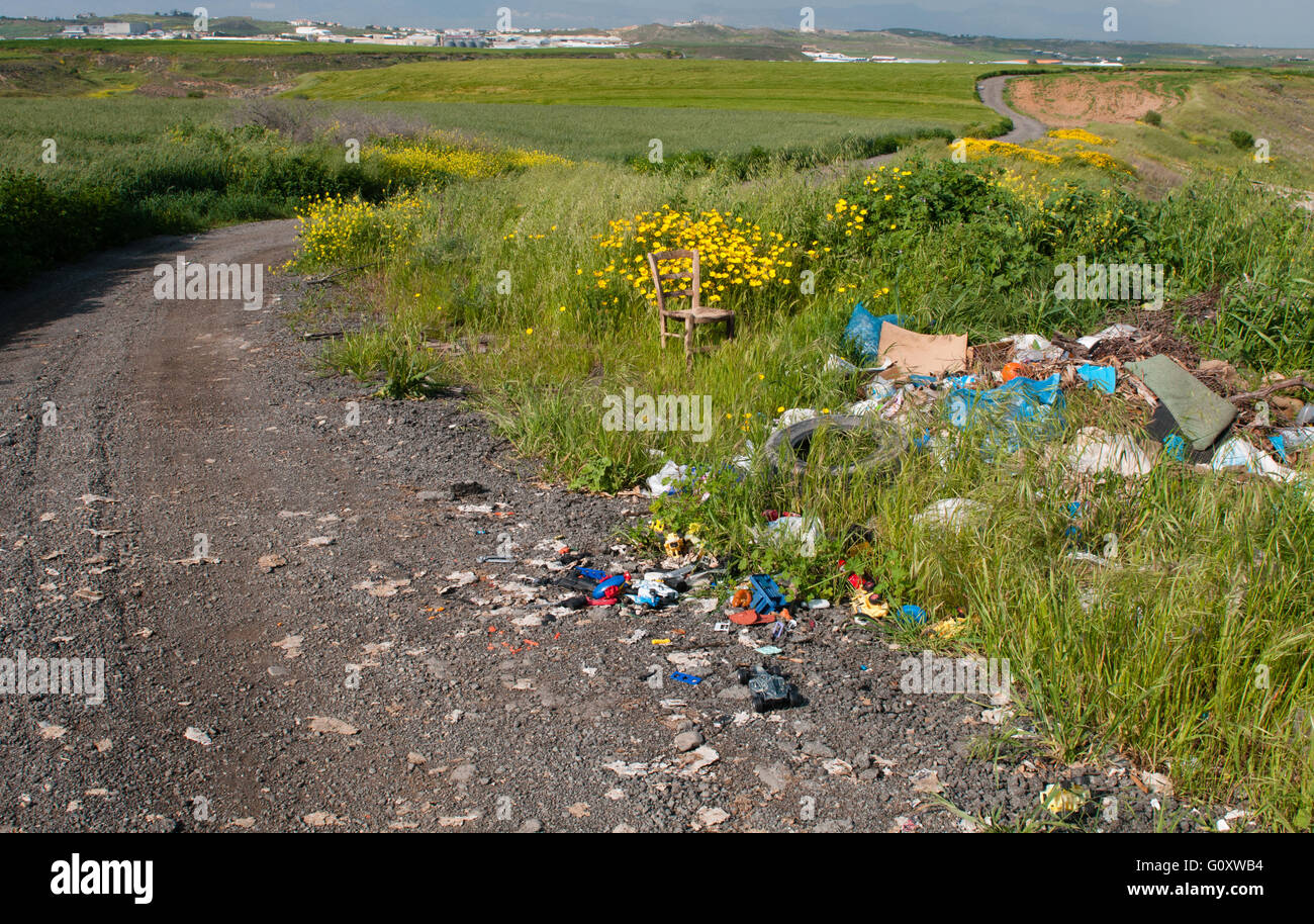 Il cestino in una splendida campagna a molla la creazione di inquinamento ambientale e di danneggiare l' ambiente a Cipro. Foto Stock