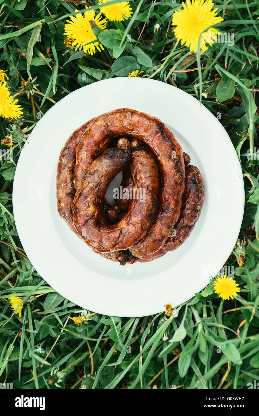 Salsicce alla griglia in una ciotola bianco Foto Stock