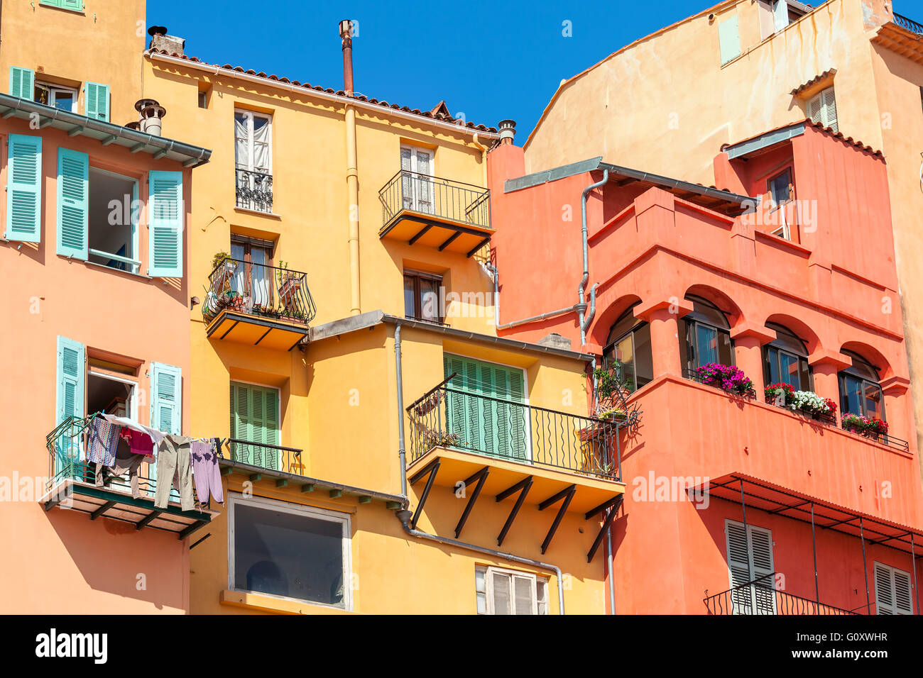 Vecchie case colorate in Mentone - piccola cittadina sulla Riviera Francese. Foto Stock