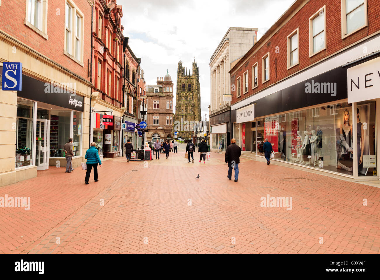 Hope Street Wrexham su dei quartieri commerciali principali di High Street e Saint Giles chiesa parrocchiale Foto Stock