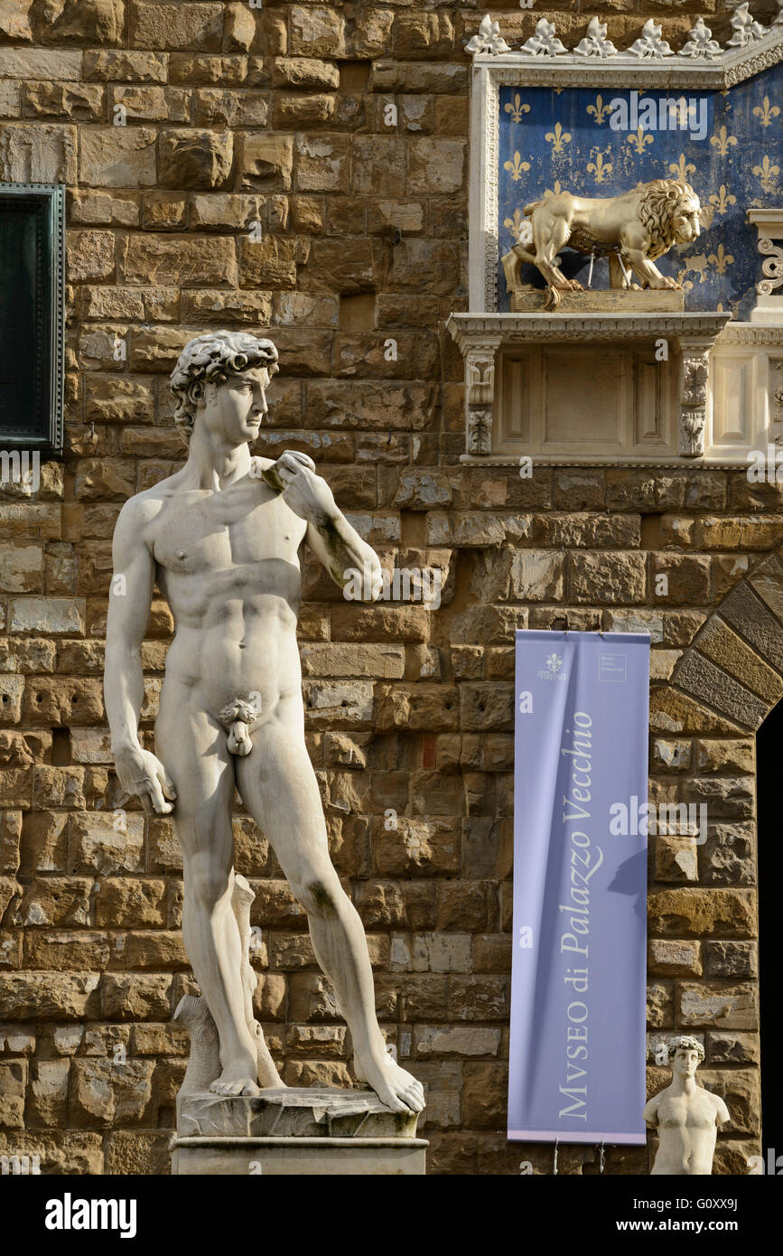 Firenze. L'Italia. Una copia di Michelangelo statua del David sorge al di fuori del Palazzo Vecchio e Piazza della Signoria. Foto Stock