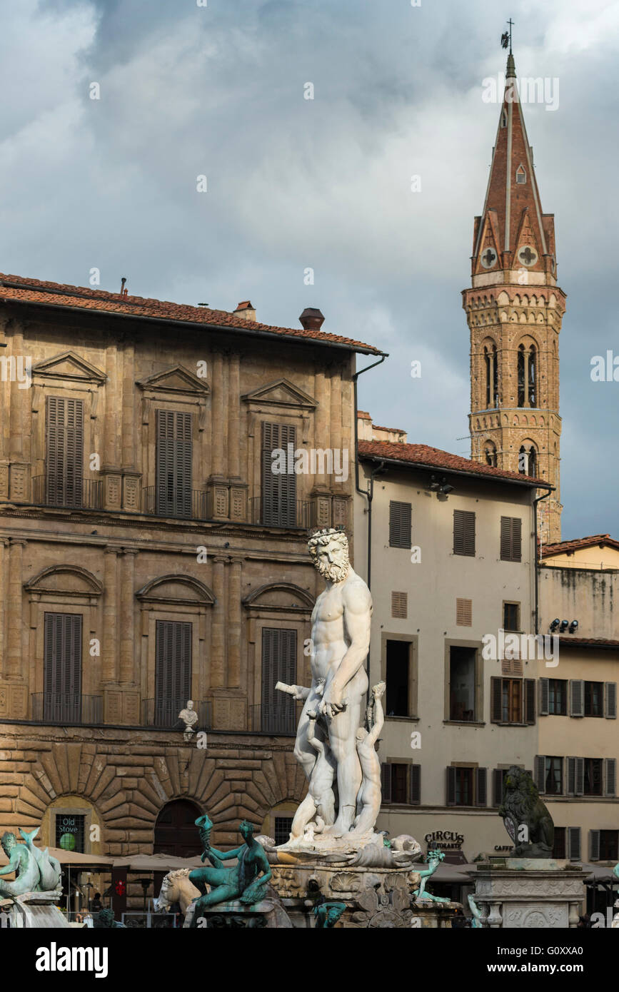 Firenze. L'Italia. Statua del Nettuno in Piazza della Signoria, copia dell'originale (1563-1565), da Bartolomeo Ammannati. Foto Stock
