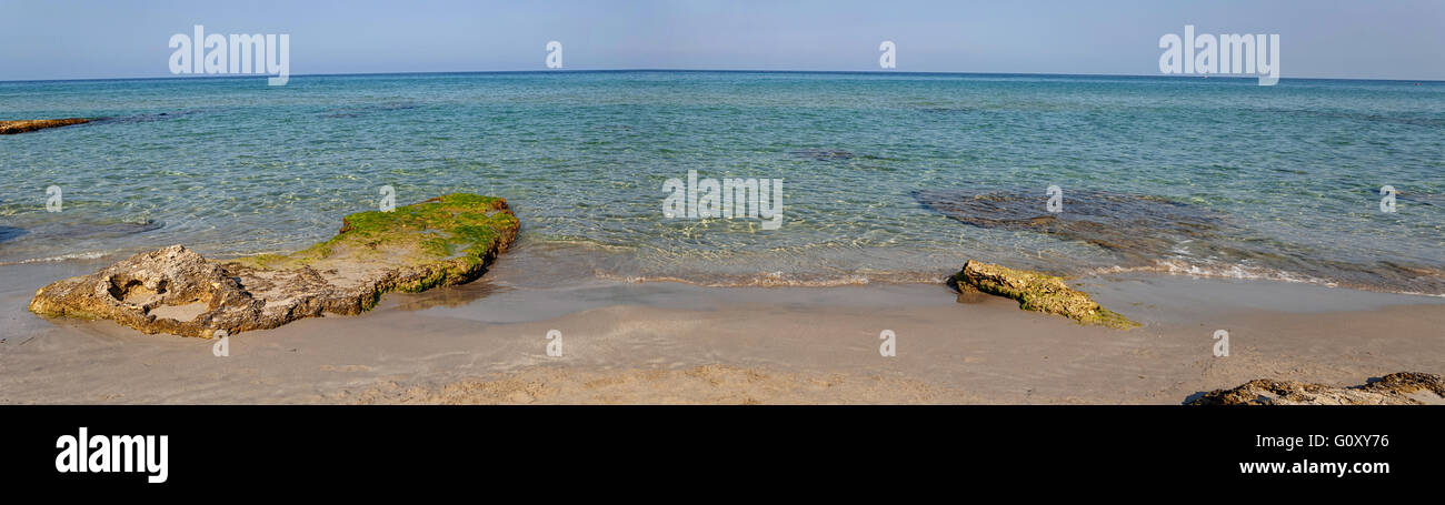 Vista panoramica della spiaggia di Frassineto in Otranto in giornata di sole Foto Stock