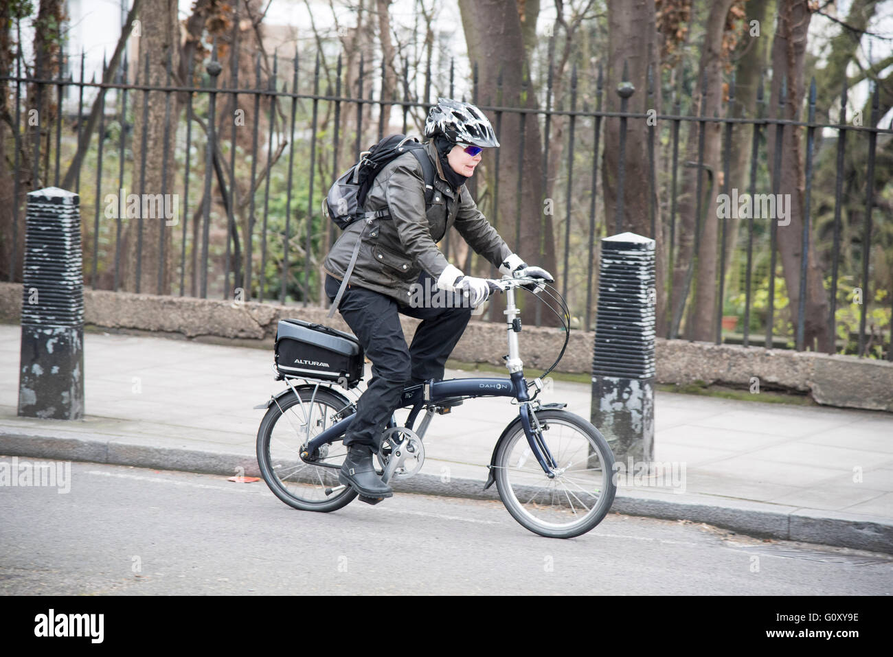 Ciclista ciclismo pedale di " commuters " giro in bici al lavoro Foto Stock