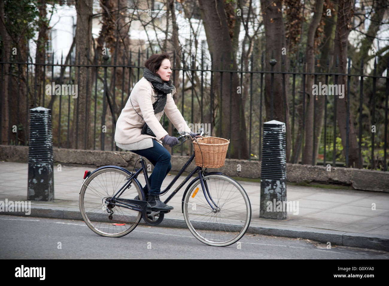 Ciclista ciclismo pedale di " commuters " giro in bici al lavoro Foto Stock
