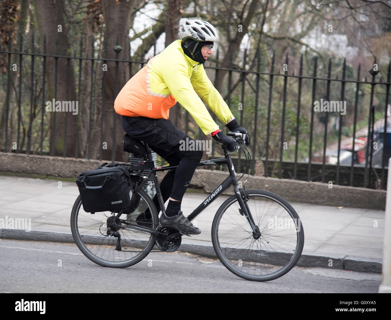 Ciclista ciclismo pedale di " commuters " giro in bici al lavoro Foto Stock