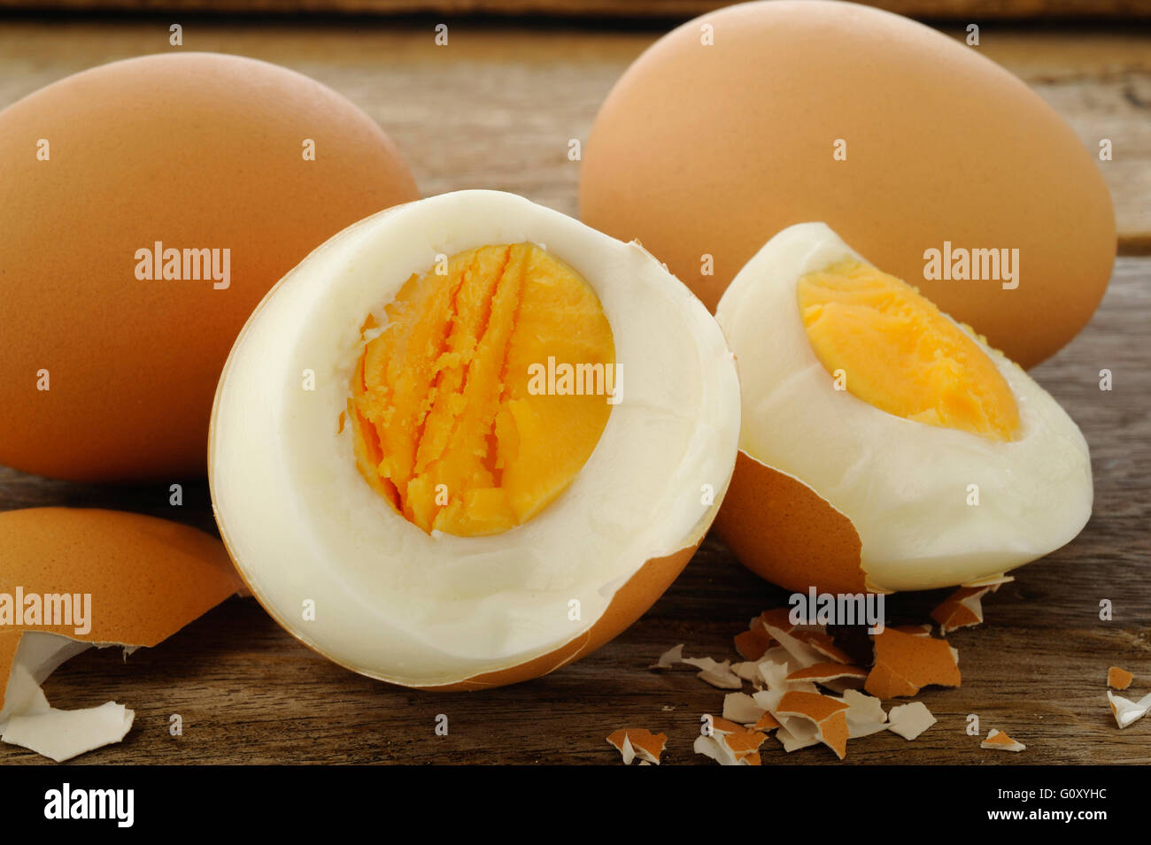 Uovo bollito sul vecchio sfondo di legno Foto Stock