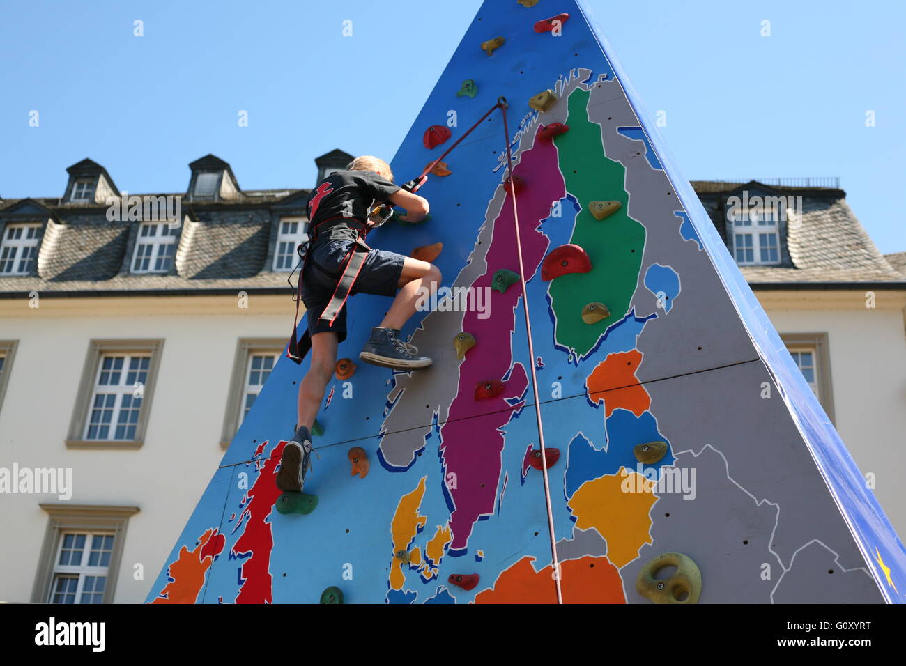 Giovane uomo arrampicata in corrispondenza di una parete, a Bonn, Germania Foto Stock