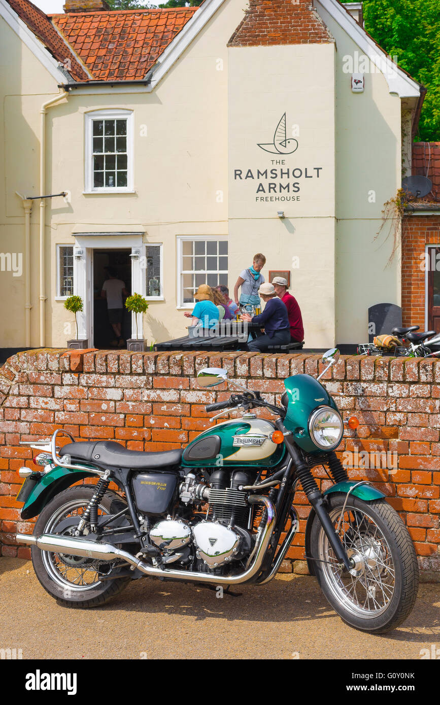 Triumph moto, vista di una moto Triumph parcheggiata al di fuori di un tradizionale pub di campagna a Suffolk, Inghilterra, Regno Unito Foto Stock